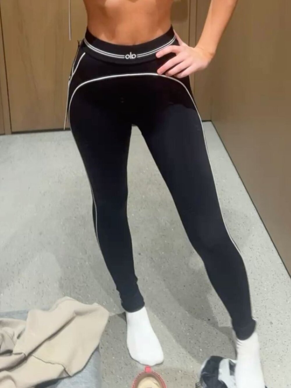 🔥Alo Yoga High-Waisted Heart-Shaped Leggings in Black and White Color Block🤍 - Picture 2 of 9